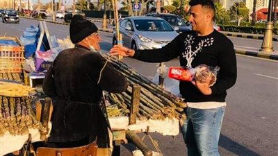 شباب يوزعون الفوانيس والحلوى على الباعة الجائلين والفقراء بشوارع بورسعيد (صور)