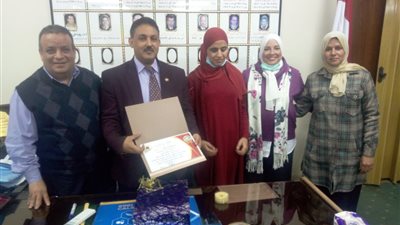 ساعدت الطلاب في الامتحانات.. آداب المنيا تُكرم كفيفة تتولى إدارة قسم لذوي الاحتياجات الخاصة