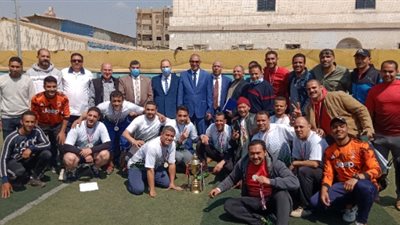 كلية الآداب تفوز بكأس دوري العاملين بجامعة بنها (صور) 