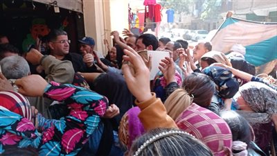 قبطي يشارك المسلمين إقبال رمضان بالجيزة بتوزيع 1200 شنطة رمضانية (صور وفيديو)