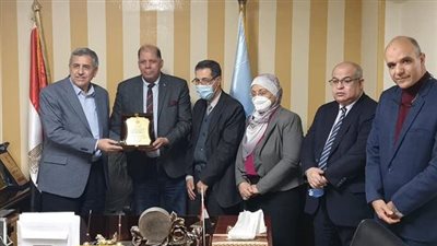 نقيب العلميين بوسط الدلتا يكرم أستاذًا جامعيًا لحصوله على جائزة خليفة التربوية