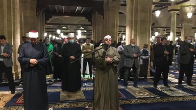 صلاتا العشاء والتراويح من الجامع الأزهر في أولى ليالي رمضان