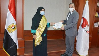 محافظ سوهاج يكرم 