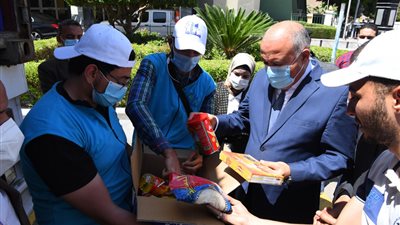 محافظ قنا: توزيع 3800 كرتونة مواد غذائية على الأسر الفقيرة