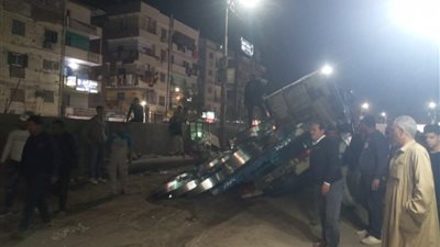 انقلاب سيارة محملة بلفائف صاج في شبين القناطر (صور)