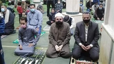 بالكمامة.. أهالي الفيوم يؤدون صلاة التراويح في أولى ليالي رمضان (صور)