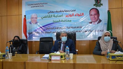 بدأت بدقيقة حداد على وفاة إحدى المكرمات.. محافظ المنيا يكرم الأمهات المثاليات