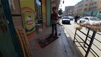 لقطة رمضان.. طفل يُصلي بجانب 