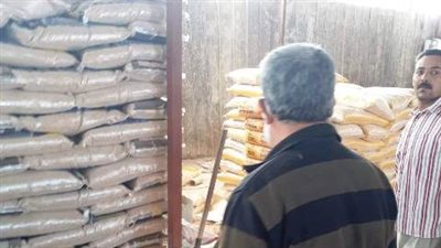 ضبط 30 طن خامات أعلاف مجهولة المصدر في مصنع 