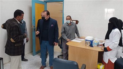 رئيس مدينة ملوي يتفقد مركز تطعيم لقاح كورونا بالمنيا