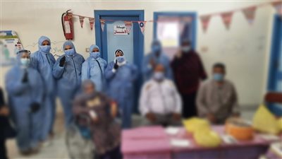 لرسم البهجة.. الطاقم الطبي بمستشفى عزل السنطة بالغربية يتناول الإفطار مع مصابي كورونا (صور)