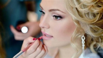 الإفتاء: جواز الصلاة بالمكياج إذا كان نظيفًا طاهرًا