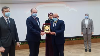 محافظ بورسعيد يُهدي درع المحافظة لسفير الاتحاد الأوروبي (صور)
