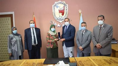 جامعة سوهاج تكرم باحثة بالطاقم التمريضى بالمستشفى الجامعي لحصولها ع درجة الدكتوراه   