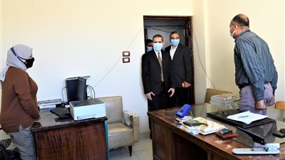 محافظ الغربية يهنئ العاملين بالديوان بحلول شهر رمضان ويشدد على الإجراءات الاحترازية 