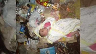 العثور على طفل حديث الولادة وسط القمامة بالدقهلية (صور)