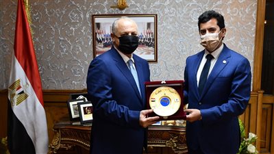 وزير الرياضة يستقبل أبو ريدة ويهديه درع الوزارة تكريمًا لمنصبه الدولي (صور) 