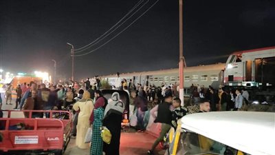 الدفع بسيارات إسعاف لموقع حادث قطار منيا القمح (صور)