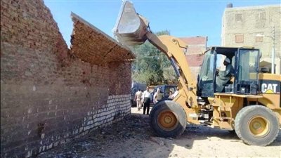 إزالة بناء بدون ترخيص ومصادرة المواد المستخدمة في البناء بسوهاج
