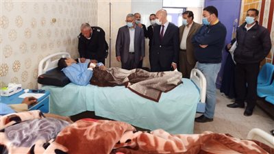 وكيل وزارة الصحة يزور مصابي قطار الشرقية المحتجزين بمستشفى منيا القمح (صور)