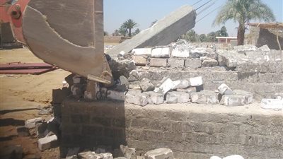 مجلس مدينة الأقصر يزيل بناء مخالفًا بشارع عرابي 