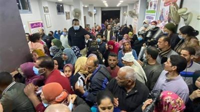 زحام المواطنين دون كمامات داخل مقر نائبة المنوفية بالتزامن مع الموجة الثالثة لكورونا