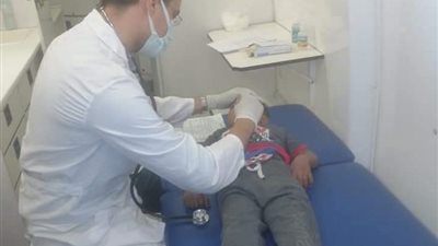 الكشف على 636 مواطنًا خلال قافلة طبية بقرية القلمينا في قنا