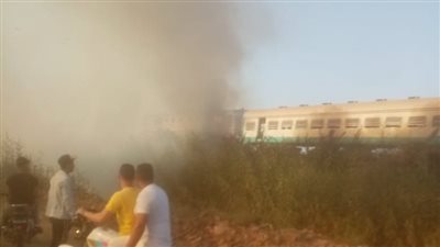 حريق هائل بالقرب من شريط السكة الحديد بالمنوفية وسط محاولات للسيطرة عليه (فيديو)