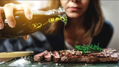 زيت الزيتون من أهم مكونات المائدة الرمضانية