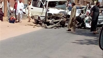 إصابة 5 أشخاص إثر انقلاب سيارة أجرة بالطريق الصحراوي في أسوان
