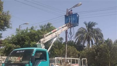 تجنبًا للحوادث.. صيانة أعمدة وكشافات الإنارة بالطرق السريعة بقرى الفيوم (صور)