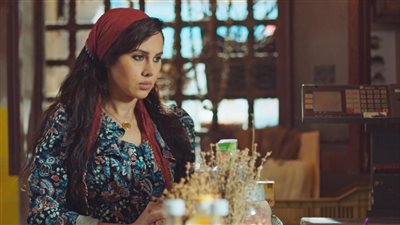 ياسمين رئيس تبيع قرطها من أجل عمرو سعد في 