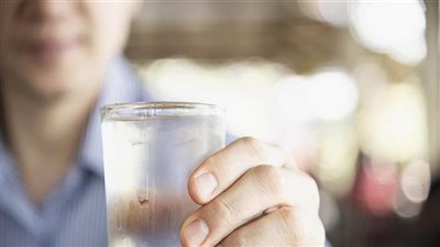 أضرار الإفطار على الماء المثلج في رمضان