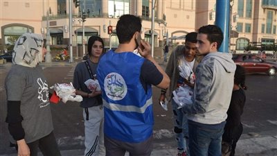 خير على الطريق.. مبادرة شبابية لتوزيع الوجبات على المشردين والصائمين في شوارع الإسكندرية 
