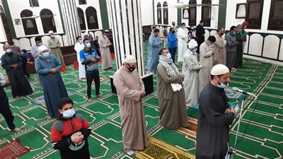 التزام آلاف المصلين بكفر الشيخ بارتداء الكمامات واتباع الإجراءات الاحترازية في سادس ليالي التراويح 