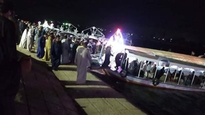 مئات المشيعين بسوهاج يتجمعون أمام عبّارة 