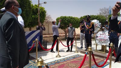 بمناسبة العيد القومي.. محافظ أسيوط يضع إكليل الزهور على النصب التذكاري بقرية بني عدي