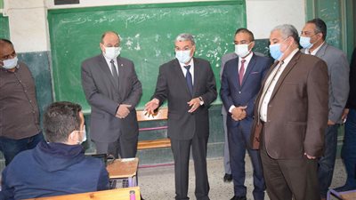 محافظ المنيا يتفقد لجان الاختبارات التجريبية للثانوية العامة