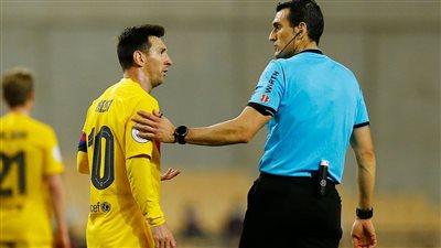 لحظة انفعال ميسي بشدة في وجه حكم نهائي كأس ملك إسبانيا 