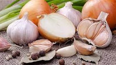 أبرزها تعزيز المناعة وصحة القلب.. الفوائد الصحية لماء الثوم والبصل