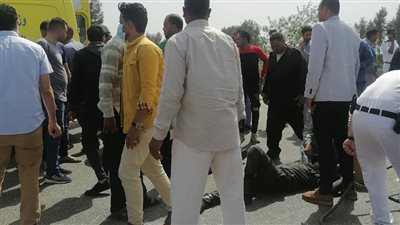 إصابة 5 أشخاص في تصادم سيارتين بطريق 