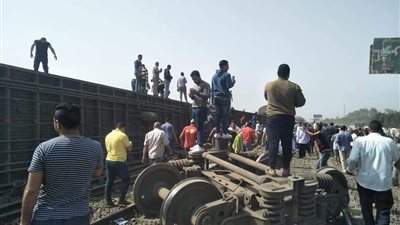 سيدات القليوبية يدعمن مصابي قطار طلخا بالمياه والإسعافات الأولية (فيديو)