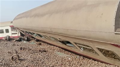 شهود عيان: القطار تمايل يمينًا ويسارًا قبل توقفه فجأة (فيديو)