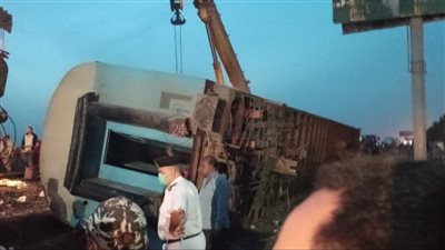 وزير النقل يوجه برفع عربات قطار طوخ من على القضبان ووضعها على جانب السكة