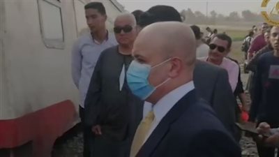 انتقال فريق من النيابة العامة لمعاينة موقع حادث انقلاب قطار طوخ (فيديو)