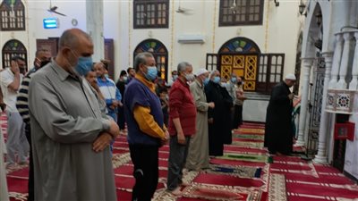 التزام آلاف المصلين بكفر الشيخ بالإجراءات الاحترازية في سابع ليالي أداء صلاة التراويح (صور)