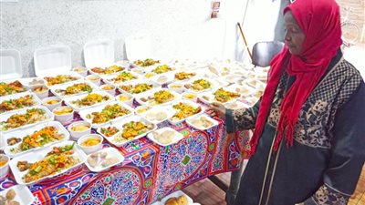 10 عقود من العطاء.. سودانية تتطوع لإعداد وجبات الصائمين في الأقصر 