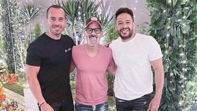 بالصور .. حماقي والسقا وحلمي ومني وعمرو يوسف يحتفلون بعيد ميلاد حمدي بدر في حفل إفطار