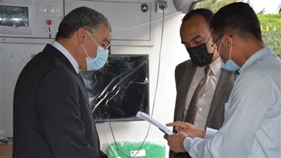 محافظ المنيا يتفقد سيارة المركز التكنولوجي المتنقلة لخدمة المواطنين (صور)