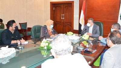 مع ارتفاع ضحايا الفيروس.. محافظ سوهاج يعقد اجتماعًا عاجلًا للوقوف على مستجدات 